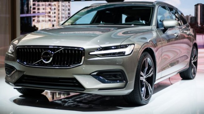 Продажбите на Volvo се свиват с 30% през септември заради недостига на части