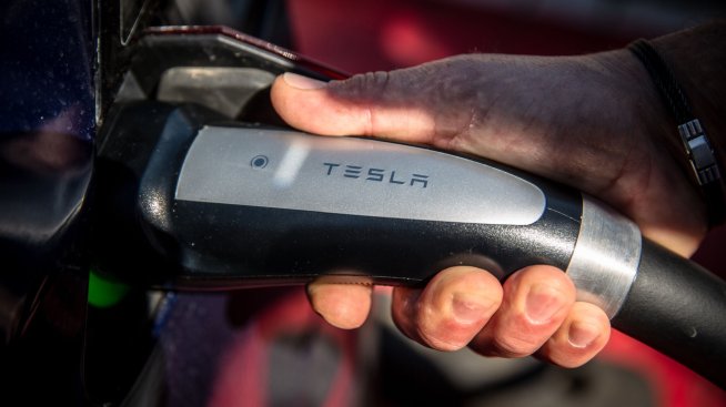 Японски доставчик на Tesla ще се конкурира с Китай при материалите за батерии