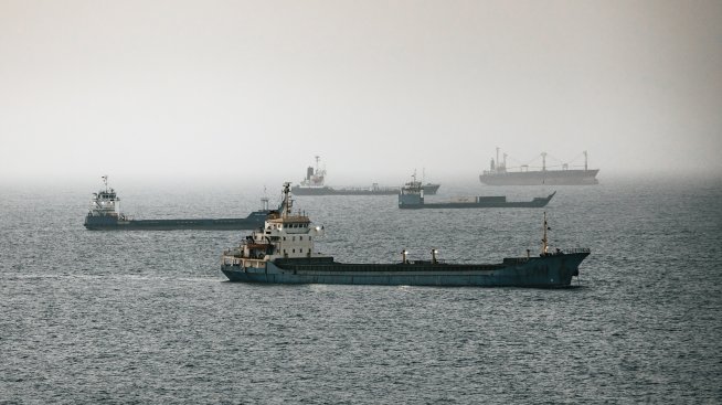 Иран продава петрола си с премия от 20% и е изнесъл 40 млн. барела след края на блокадата