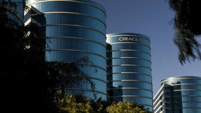Печалбата на Oracle намалява наполовина
