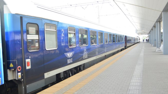 Първият български влак с модернизирани вагони отпътува от София за Бургас