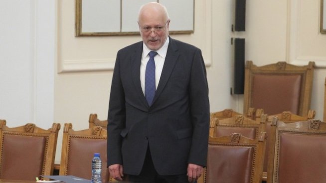 Скандал заради в. "Труд" беляза първото редовно заседание на парламента
