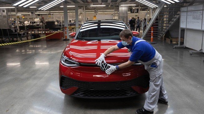 Tesla и Volkswagen са основният двигател на възхода на електромобилите в Европа