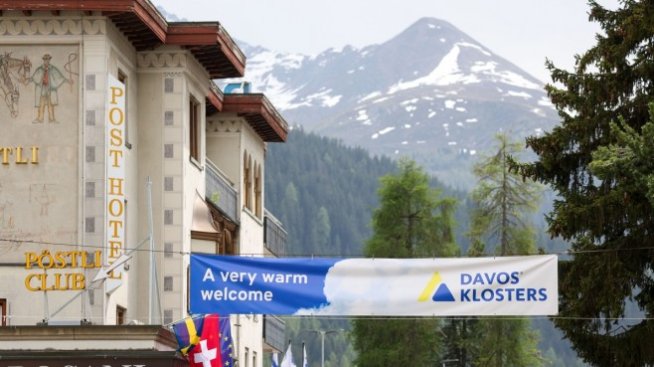 Форумът в Давос се завръща с по-малко милиардери и без сняг
