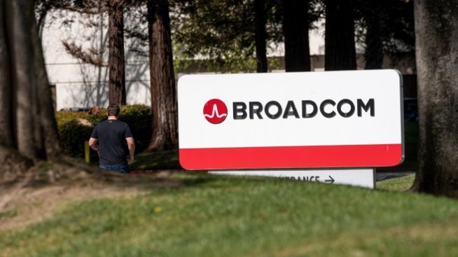 Broadcom води преговори за придобиването на VMware