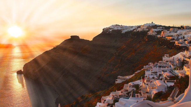 Круизните компании се завръщат в Санторини след серията земетресения