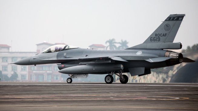 България купува още осем изтребителя F-16 - за 1,296 млрд. долара без ДДС