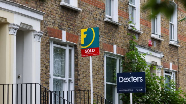 Цените на британските жилища може да паднат с до 5% заради по-скъпите ипотеки