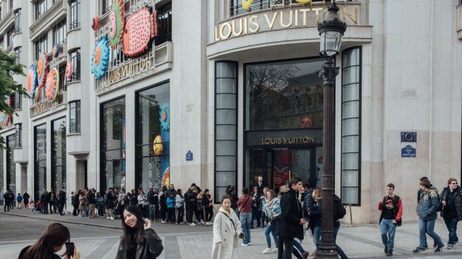 Войните за магазини на Шанз-Елизе показват глобалната надпревара за първокласни имоти