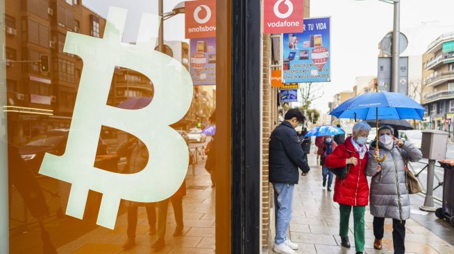 Биткойнът започва новата седмица, тествайки нивото от 25 хил. долара