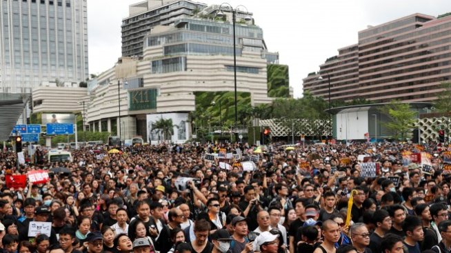Жители на Хонконг отново на протест - този път срещу търговци от Китай