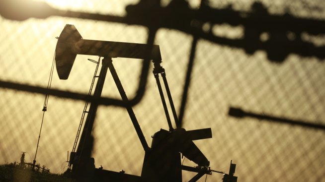 Петролът поскъпва след решението за тавана на дълга на САЩ*