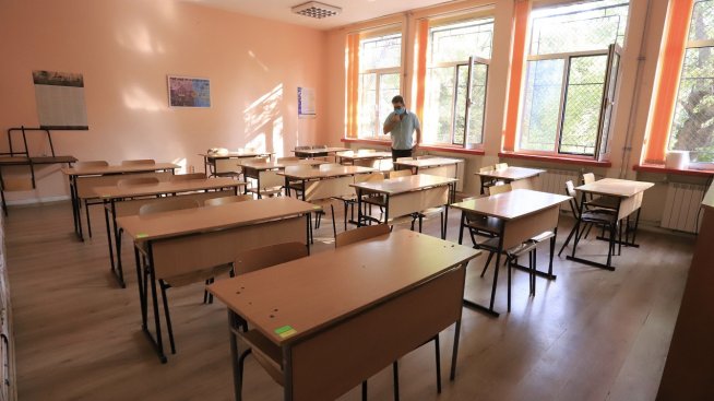 Над половината учители искат глоби за родителите, ако детето им носи телефон в час