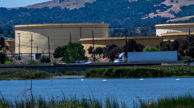 Цената на петрола се насочва към месечно понижение*