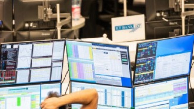 Рекордният спад в активността при услугите оцвети европейските индекси в червено
