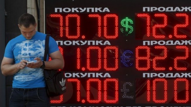 Рублата се понижи до най-ниското си ниво за годината