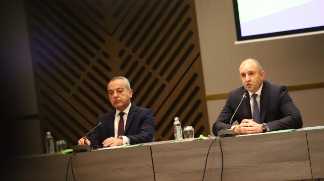 Радев преназначи Донев за служебен премиер, смени само Минеков 