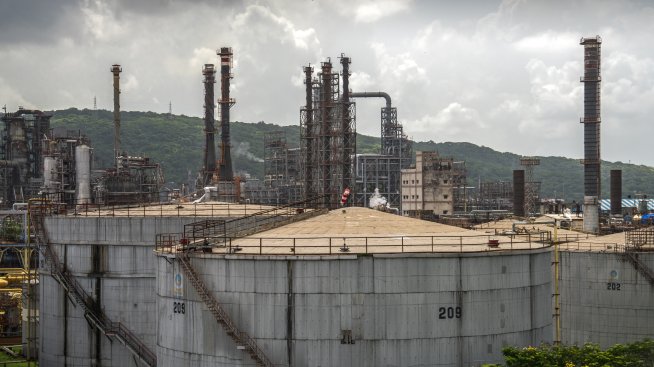 Страховете от свръхпредлагане тласкат цената на петрола надолу*