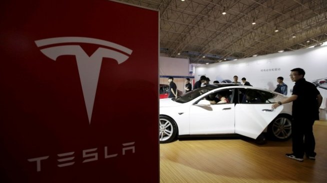 Tesla повишава цените на повечето си автомобили