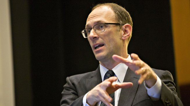 Остан Гълсби: Грешно е Фед да разчита твърде много на пазарните реакции