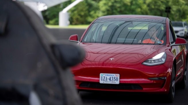 Доставките на Tesla разочароваха и потопиха цената на акциите ѝ