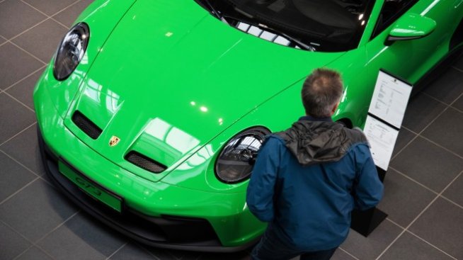 Covid и дефицитът на части свиват доставките на Porsche през първото тримесечие