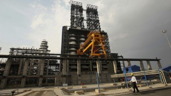 Петролът остава стабилен след новината за спада на резервите от бензин в САЩ