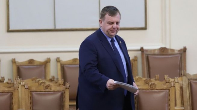 Каракачанов: Още е рано за полеви болници