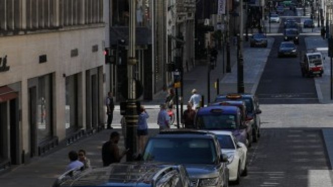 Празните търговски улици на Острова търсят оцеляване отвъд магазините