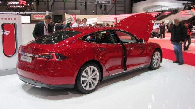 Tesla преговаря с BMW за общи батерии и карбонови части