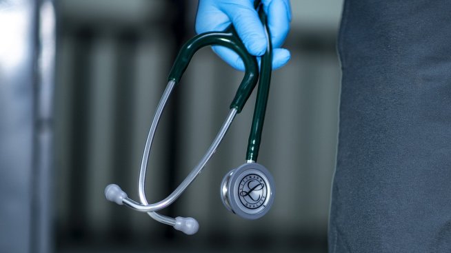 Ще останат ли замразени заплатите на медиците за още година?