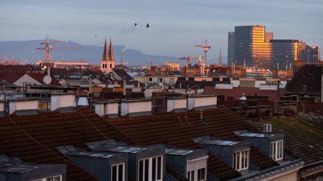 Бавна корекция на цените, а не рязък спад очаква надценения жилищен пазар във Виена