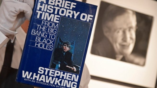 Дисертацията и инвалидната количка на Стивън Хокинг бяха продадени за 1 млн. долара