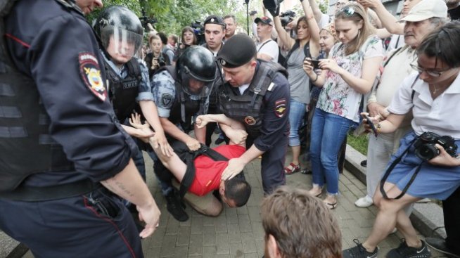 Стотици са задържани по време на демонстрация в Москва