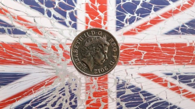 Паундът е заплашен от над 30-годишно дъно, ако има твърд Brexit