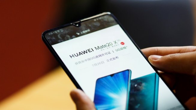 Huawei тества смартфон със собствената операционна система