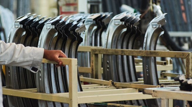 Автомобилните доставчици са въвлечени в борба за оцеляване заради електрификацията