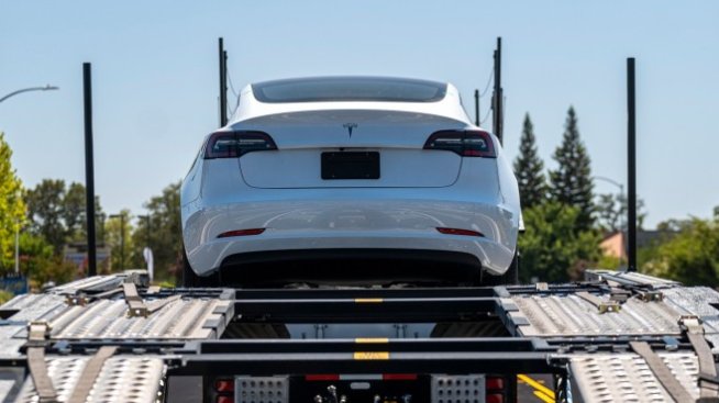 Tesla проверява 475 000 електромобила в САЩ заради неизправности