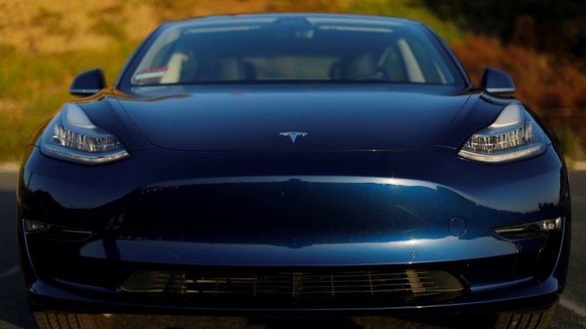 Tesla започва приема на поръчки за Model 3, произвеждан в Китай
