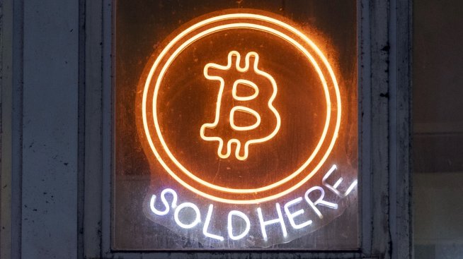 Цената на биткойна продължава пътя си надолу, докато инвеститорите прибират печалби