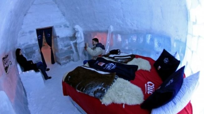 24 души посрещнаха Нова година в хотел от лед в Румъния