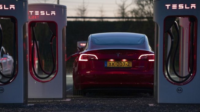Забавянията при новите електрически модели на Tesla отблъскват инвеститорите