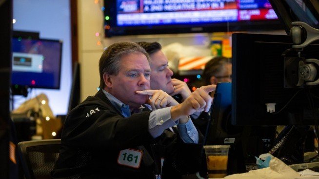 Сигналите на Фед за увеличение на лихвите оцветиха в червено щатските индекси