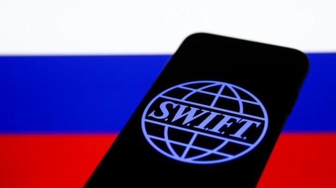 Какво представлява SWIFT и защо това е оръжието, което плаши най-много Русия?