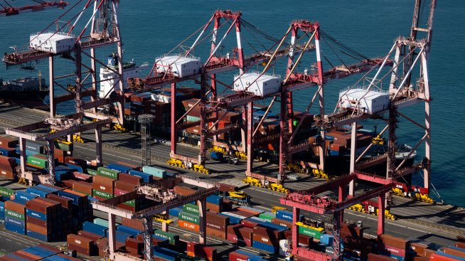 Износът на Южна Корея се охлажда на фона на заплахата от търговските бариери на САЩ