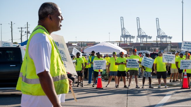 Пристанищните работници и оператори в САЩ се договориха за незабавно спиране на стачката