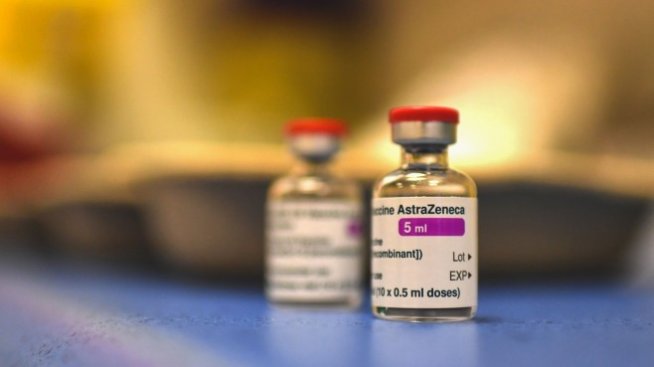 България не се отказва от ваксината на AstraZeneca за хора над 65 г. засега