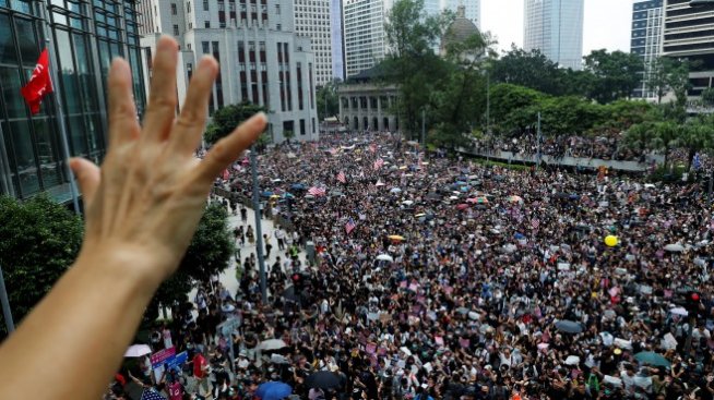 Туризмът в Хонконг се срива с 40% през август на фона на продължаващите протести