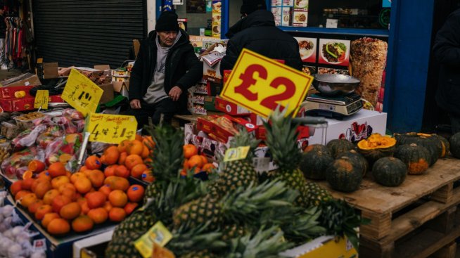 Инфлацията в Обединеното кралство се забавя за трети пореден месец 