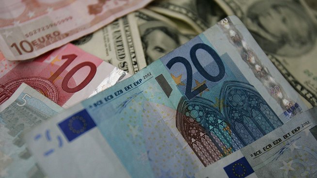 Еврото се готви за най-голямото си седмично поевтиняване спрямо долара от месеци